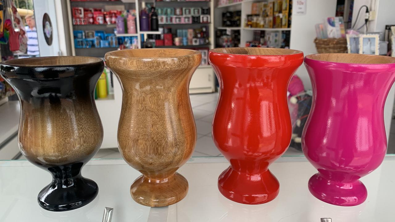 Cuia de madeira pé de taça